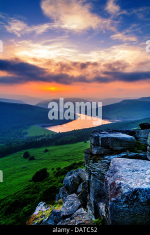 Coucher de soleil sur Ladybower reservoir de Bamford Edge Banque D'Images