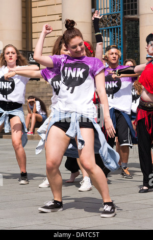 Occasion pour danser à Sheffield le 13 juillet 2013. Une fusion de différents styles de danse autour du centre-ville. Banque D'Images