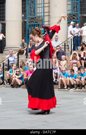 Occasion pour danser à Sheffield le 13 juillet 2013, avec une danseuse espagnole différents styles de danse autour du centre-ville. Banque D'Images