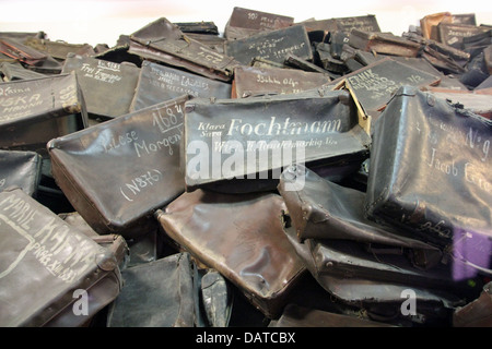 Derrière un verre de l'écran, les valises des victimes juives de l'Holocauste à Auschwitz Birkenau camp de concentration près de Cracovie. Banque D'Images