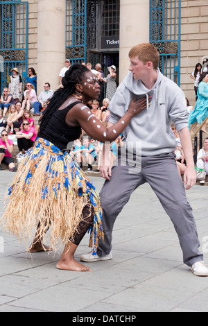 Occasion pour danser à Sheffield le 13 juillet 2013. Une fusion de différents styles de danse autour du centre-ville. Banque D'Images