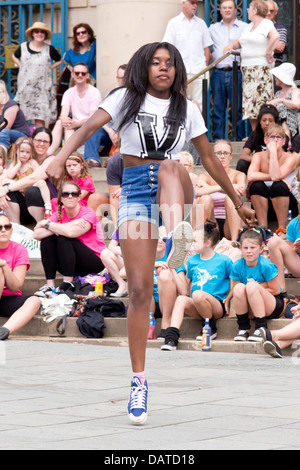 Occasion pour danser à Sheffield le 13 juillet 2013. Une fusion de différents styles de danse autour du centre-ville. Banque D'Images