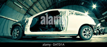 Voiture en réparation dans hangar Banque D'Images