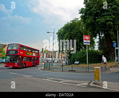 À l'entrée de la gare d'Elstree & Borehamwood Elstree Studios proche, Hertfordshire, Angleterre, Royaume-Uni Banque D'Images