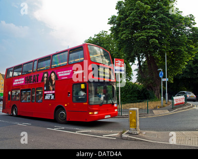 Bus au départ de la gare d'Elstree & Borehamwood Elstree Studios proche, Hertfordshire, Angleterre, Royaume-Uni Banque D'Images