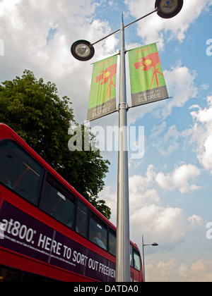 Bus à la gare d'Elstree & Borehamwood Elstree Studios proche, Hertfordshire, Angleterre, Royaume-Uni Banque D'Images