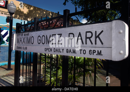 DOMINO MAXIMO GOMEZ PARK 8E RUE LITTLE HAVANA MIAMI FLORIDA USA Banque D'Images