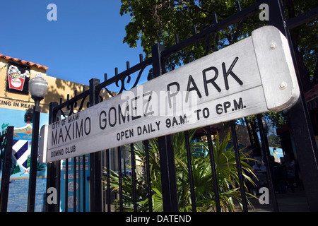 DOMINO MAXIMO GOMEZ PARK 8E RUE LITTLE HAVANA MIAMI FLORIDA USA Banque D'Images