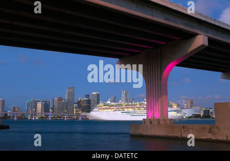 Bateau de croisière PORT DE MIAMI MAC ARTHUR CAUSEWAY CENTRE-VILLE MIAMI FLORIDA USA Banque D'Images