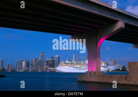 Bateau de croisière PORT DE MIAMI MAC ARTHUR CAUSEWAY CENTRE-VILLE MIAMI FLORIDA USA Banque D'Images