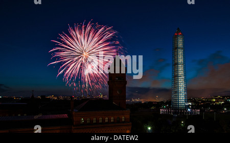 Au cours de l'explosion d'artifice Washington Monument encastrées dans les échafaudages pour les réparations comme les États-Unis d'Amérique célèbre le Jour de l'indépendance le 4 juillet 2013 à Washington, DC. Banque D'Images