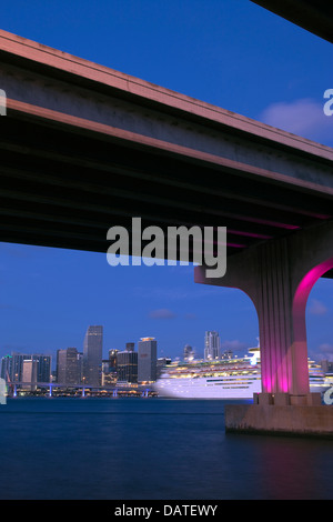 Bateau de croisière PORT DE MIAMI MAC ARTHUR CAUSEWAY CENTRE-VILLE MIAMI FLORIDA USA Banque D'Images