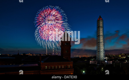 Au cours de l'explosion d'artifice Washington Monument encastrées dans les échafaudages pour les réparations comme les États-Unis d'Amérique célèbre le Jour de l'indépendance le 4 juillet 2013 à Washington, DC. Banque D'Images