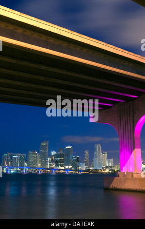 Bateau de croisière PORT DE MIAMI MAC ARTHUR CAUSEWAY CENTRE-VILLE MIAMI FLORIDA USA Banque D'Images