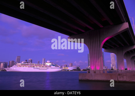 Bateau de croisière PORT DE MIAMI MAC ARTHUR CAUSEWAY CENTRE-VILLE MIAMI FLORIDA USA Banque D'Images