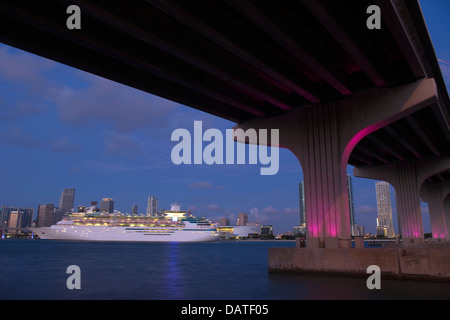 Bateau de croisière PORT DE MIAMI MAC ARTHUR CAUSEWAY CENTRE-VILLE MIAMI FLORIDA USA Banque D'Images