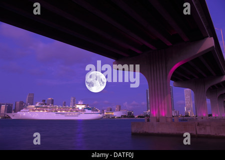 Bateau de croisière PORT DE MIAMI MAC ARTHUR CAUSEWAY CENTRE-VILLE MIAMI FLORIDA USA Banque D'Images