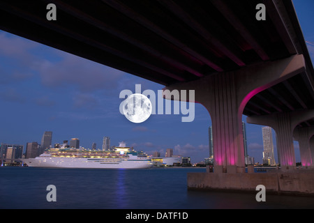 Bateau de croisière PORT DE MIAMI MAC ARTHUR CAUSEWAY CENTRE-VILLE MIAMI FLORIDA USA Banque D'Images