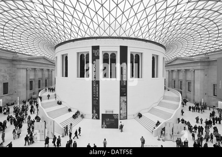 Vue de l'intérieur atrium au British Museum avec sa coupole de verre. Banque D'Images