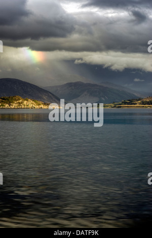 Les nuages de tempête avec arc-en-ciel sur le Loch Broom et les hautes terres d'Ullapool. Highlands, Ecosse Banque D'Images