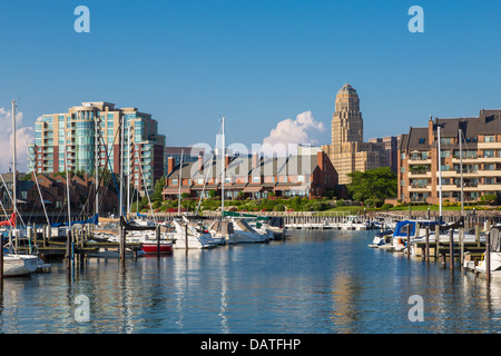 Erie Basin Marina sur le lac Érié avec ville de Buffalo skyline en arrière-plan Banque D'Images