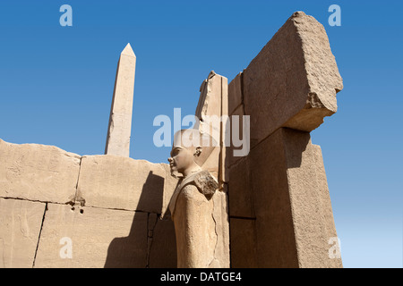 L'Obélisque d'Hatshepsout et statue au Temple d'Amon à Karnak, Louxor Égypte Banque D'Images