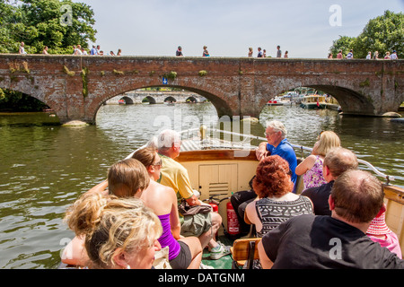 Les touristes appréciant un plaisir voyage en bateau sur la rivière Avon à Stratford Banque D'Images