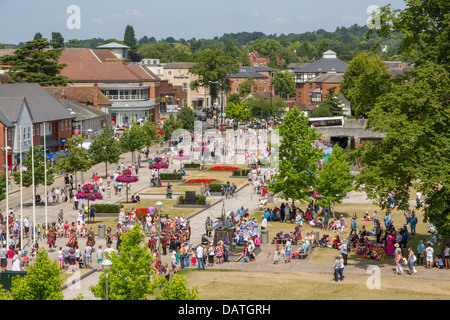 Les visiteurs profiter de la chaleur de l'été dans la région de Bancroft Gardens à Stratford upon Avon, Warwickshire. Banque D'Images