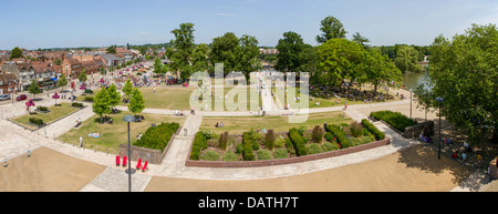 Jardins de Bancroft à Stratford upon Avon. Vue depuis le bar sur le toit de la Royal Shakespeare Theatre. Banque D'Images