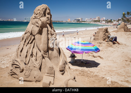 Sculptures de sable sur la plage près de la jetée de Puerto Vallarta, Mexique, mars 2013. Banque D'Images