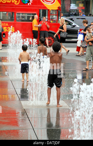 Enfants jouant avec de l'eau dans un hotd jour de l'été le 12 juillet 2013 à Toronto, Canada Banque D'Images