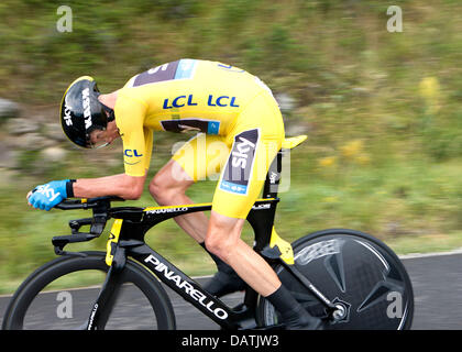 Chorges, France. 17 juillet, 2013. CHRIS FROOME colporte au 17ème étape de la 100e édition du Tour de France à vélo, course individuelle contre la montre de 32km d'Embrun à Chorges. Credit : Beth Schneider/Beth Schneider /ZUMAPRESS.com/Alamy Live News Banque D'Images