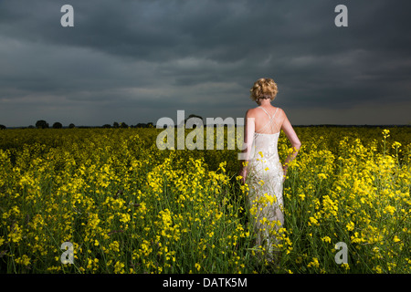 Femme debout dans le champ en pleine campagne Banque D'Images