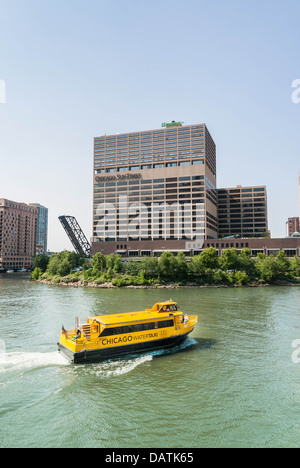 Chicago Water Taxi sur Chicago River le 20 juin 2013. Le bus de la rivière ont servi 14 millions de passagers depuis 1935 Banque D'Images