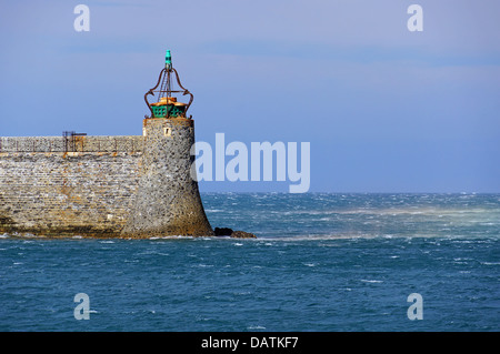 Balise lumineuse verte dans le port de Collioure avec fort vent sur la surface de la mer,Méditerranée, Côte Vermeille, Roussillon, France Banque D'Images