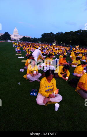 Washington DC, USA. 18 juillet, 2013. Les membres du Falun Gong commémorent le 14e anniversaire de la répression du gouvernement chinois contre eux qui a débuté le 20 juillet 1999. Dans l'arrière-plan est du Capitole des États-Unis. Credit : James Brunker / Alamy Live News Banque D'Images