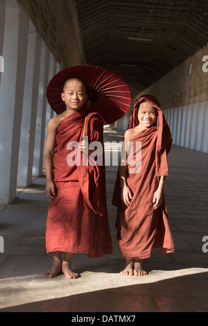 Deux moines novices à l'intérieur de couloir de la Pagode Shwezigon, à Nyaung-U, le Myanmar (Birmanie). Banque D'Images