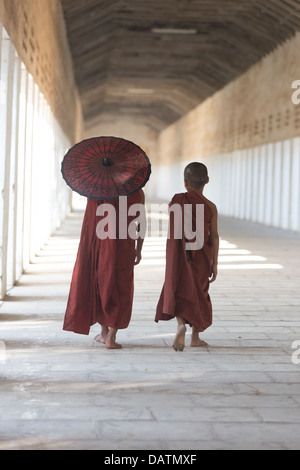 Deux moines novices à l'intérieur de couloir de la Pagode Shwezigon à Nyaung-U, le Myanmar (Birmanie). Banque D'Images