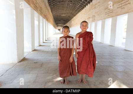 Deux moines novices à l'intérieur de couloir de la Pagode Shwezigon à Nyaung-U, le Myanmar (Birmanie). Banque D'Images