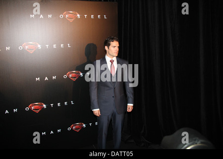 Henry Cavill, qui joue Superman/Clark Kent arrive sur le tapis rouge pour la première australienne de l'homme d'acier. Banque D'Images