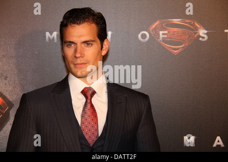 Henry Cavill, qui joue Superman/Clark Kent arrive sur le tapis rouge pour la première australienne de l'homme d'acier. Banque D'Images