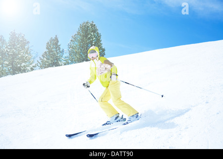 Jeune femme en descente rapide avec fond blanc de la neige propre Banque D'Images