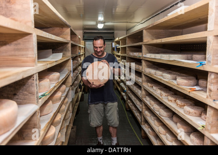 Dairyman Daniel Mounier tenant son fromage de chèvre primé. Ferme des Blancs chardons. Dunieres, Haute-Loire Auvergne. France Banque D'Images