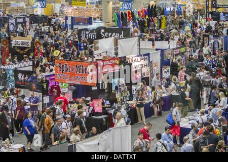 San Diego, Californie, USA. 18 juillet, 2013. Fans pack le hall d'exposition au cours de la première journée au Comic-Con International à San Diego, en Californie. Crédit : Daniel Knighton/ZUMAPRESS.com/Alamy Live News Banque D'Images