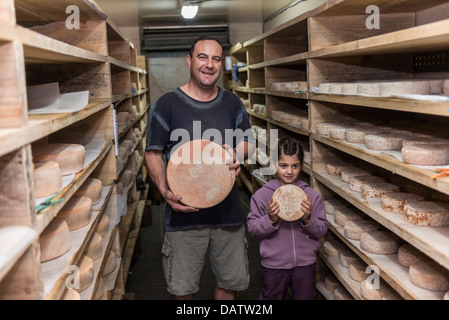 Dairyman Daniel Mounier tenant son fromage de chèvre primé. Ferme des Blancs chardons. Dunieres, Haute-Loire Auvergne. France Banque D'Images