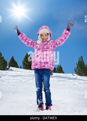 Close up portrait of happy woman standing with a levé les mains sur l'excitation de l'extérieur de la neige en hiver Banque D'Images