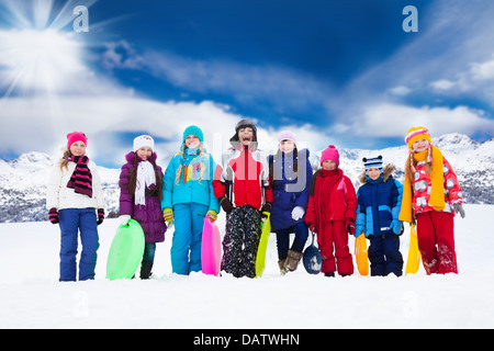 Rangée de grand groupe d'enfants, amis, garçons et filles, se tenant ensemble à l'extérieur dans la neige Banque D'Images