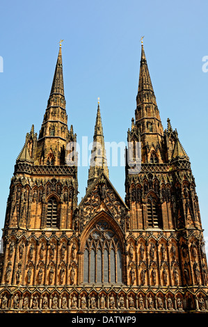 Vue avant de l'ouest de la cathédrale, Lichfield, Staffordshire, Angleterre, Europe de l'ouest. Banque D'Images