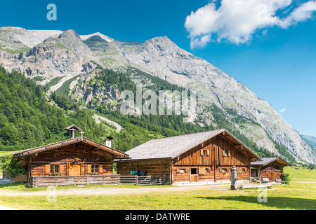 Huttes typiques dans les Alpes autrichiennes Banque D'Images