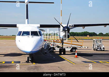 Vue frontale d'un Bombardier Dash 8-Q402 stationné sur le tarmac, l'aéroport de East Midlands, Leicestershire, Angleterre, Europe de l'ouest. Banque D'Images